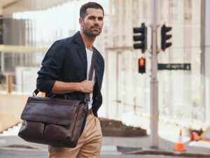 comment-porter-une-sacoche-homme