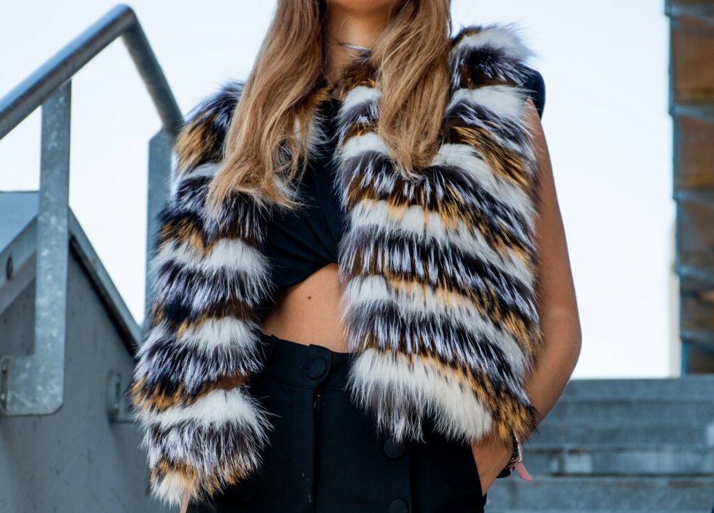 gilet-fourrure-sans-manche-femme
