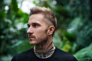 tatouage-pour-homme-dans-le-cou