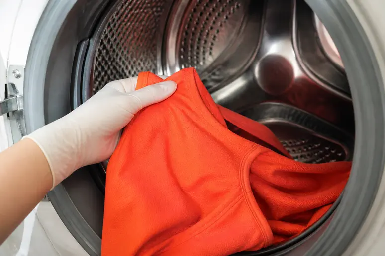 Chargement d'un textile en polyamide dans le tambour d'une machine à laver pour le teindre.