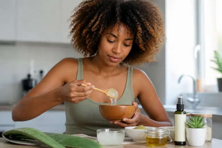 Préparation d'un masque capillaire maison avec du gel d'aloe vera pour les cheveux.
