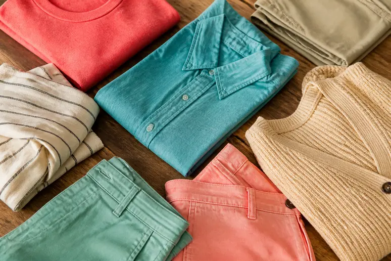 Sélection de vêtements aux teintes chaudes et fruitées adaptées à la colorimétrie printemps