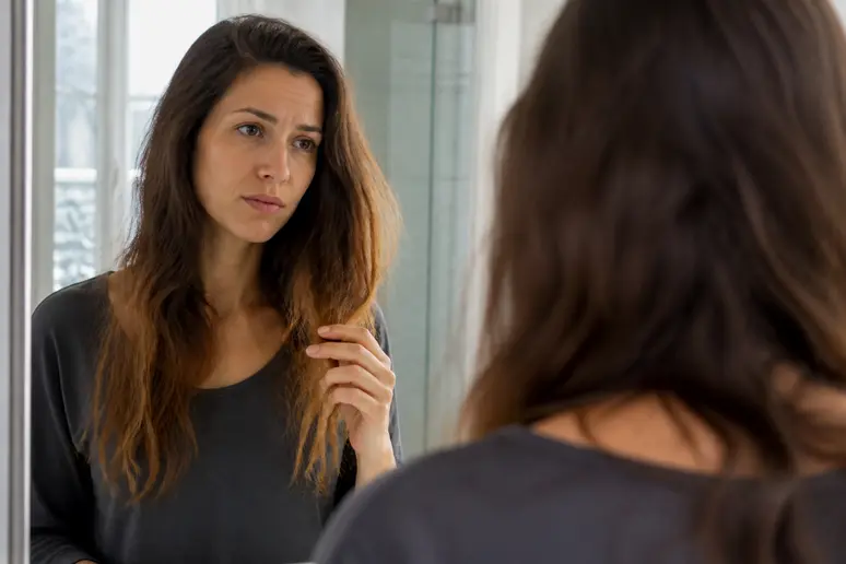 Effet bétadine sur cheveux colorés : brillance diminuée et reflets indésirables sur chevelure brune d'une femme