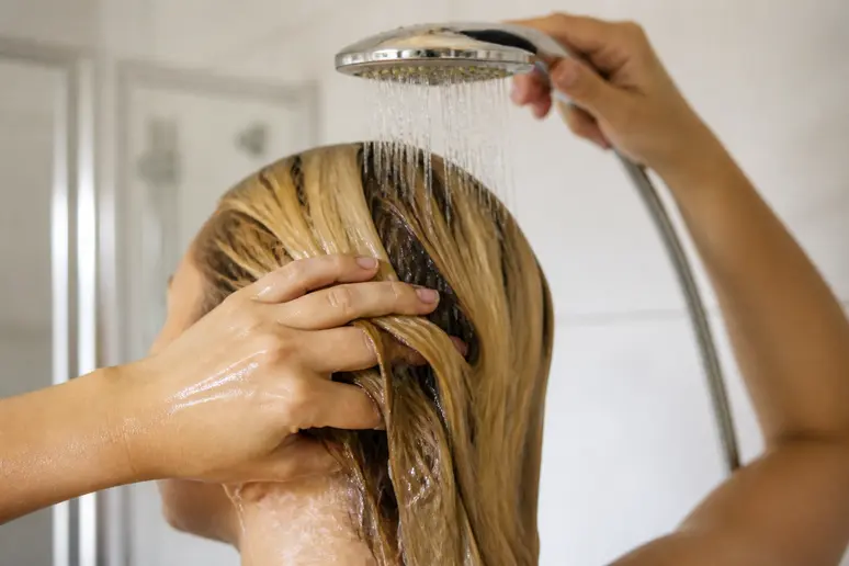 Conseil après contact bétadine : rinçage doux des cheveux blonds colorés pour limiter l'effet bétadine sur cheveux colorés