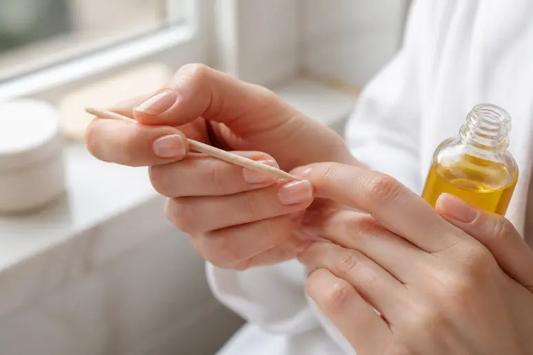 Préparation des cuticules pour une french ongle court soignée et impeccable.