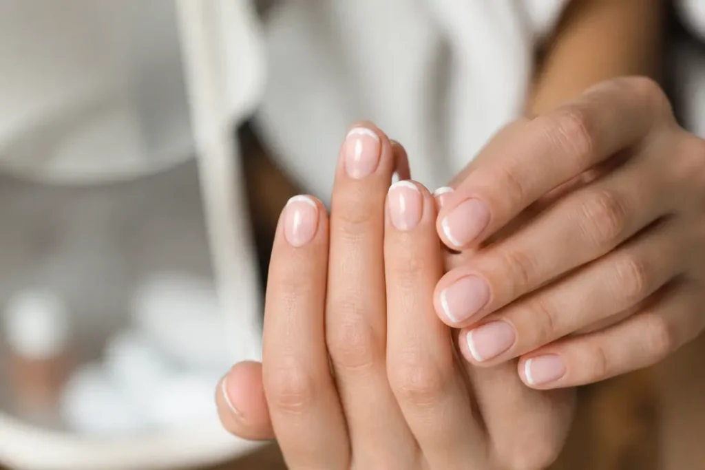 Comment réussir une French manucure sur des ongles courts ?