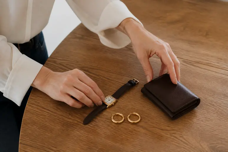 Accessoires minimalistes sur table en bois, illustrant garancedore.fr tendance mode.