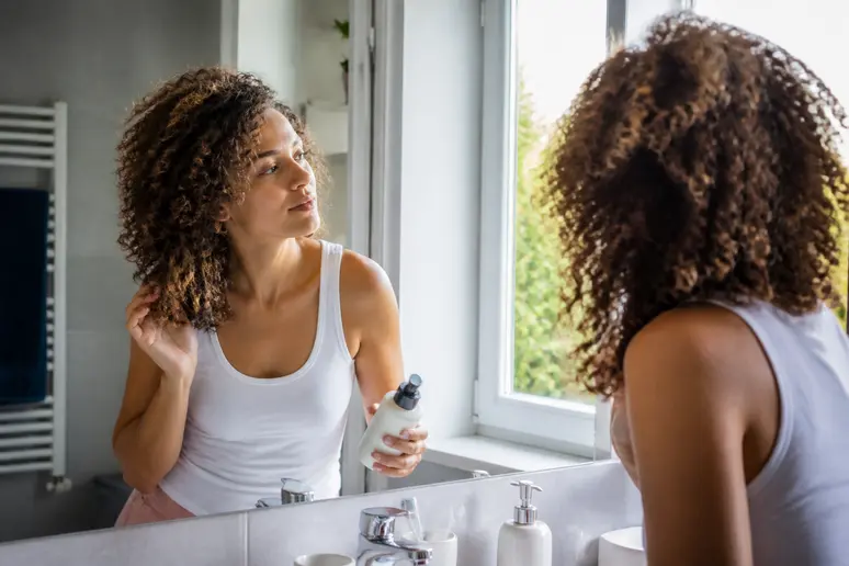 Une femme française évalue l'efficacité des Secrets de Loly produits boucles sur sa chevelure.