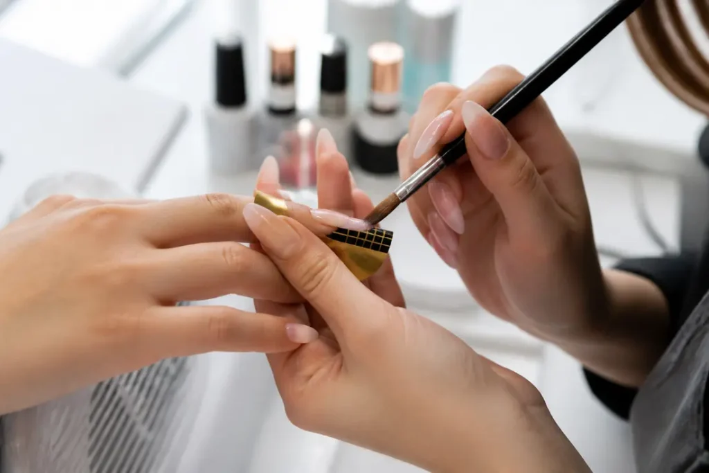 Comment réussir une pose d'ongles au chablon sans décollement ?