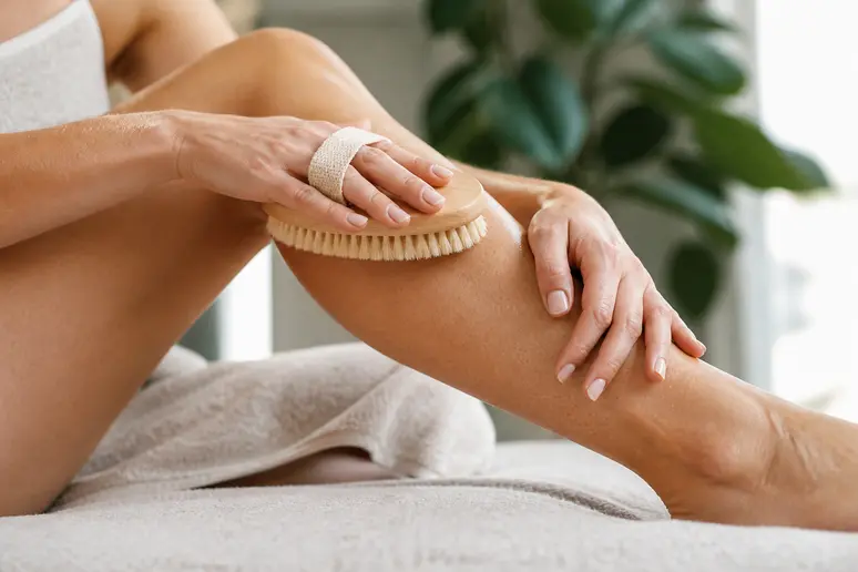 Auto-massage avec brosse naturelle : un remède de grand-mère pour drainage lymphatique doux.