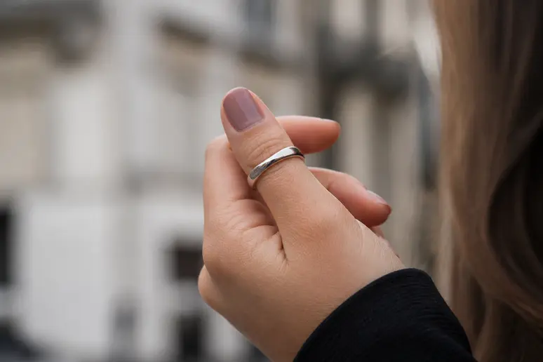 Une femme arbore une bague au pouce, symbole de la signification bague au pouce en 2026.
