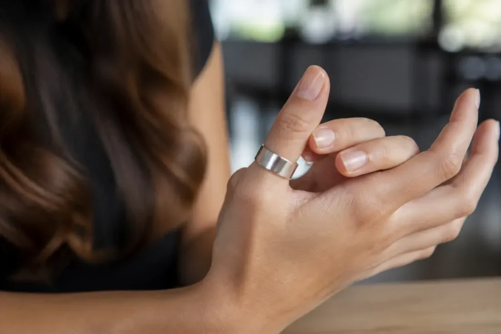 Que cache vraiment la signification d'une bague au pouce ?