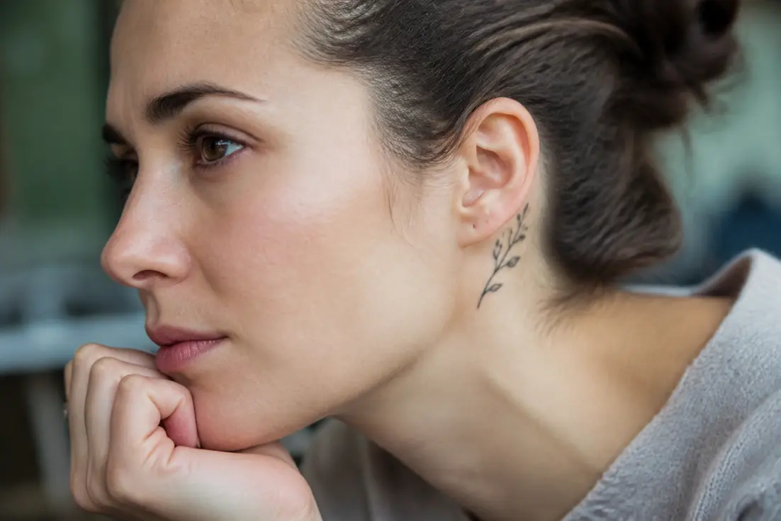 Que cache vraiment le tatouage derrière l'oreille ?