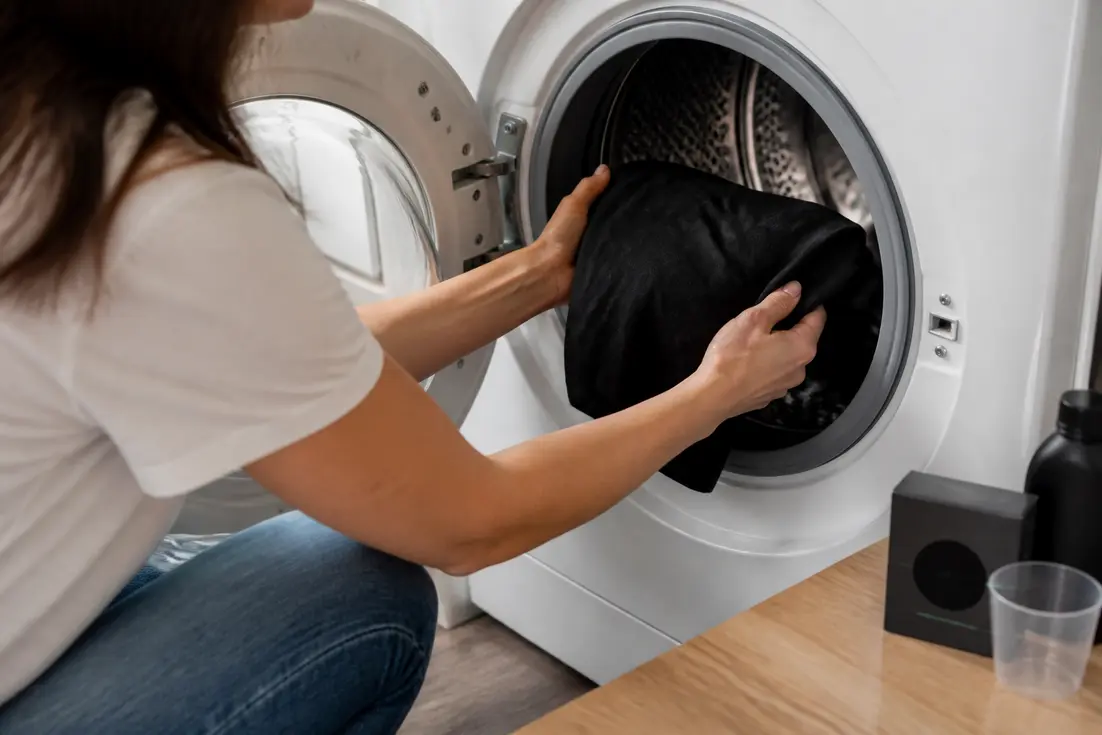 Comment teindre un vêtement en noir sans rater son tissu