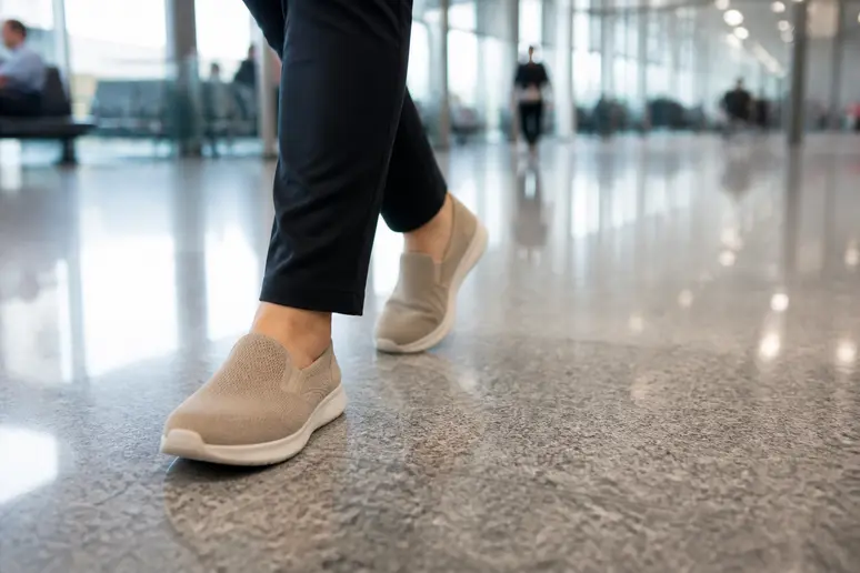 Chaussures souples et sans lacets idéales pour faciliter les contrôles de sécurité à l'aéroport