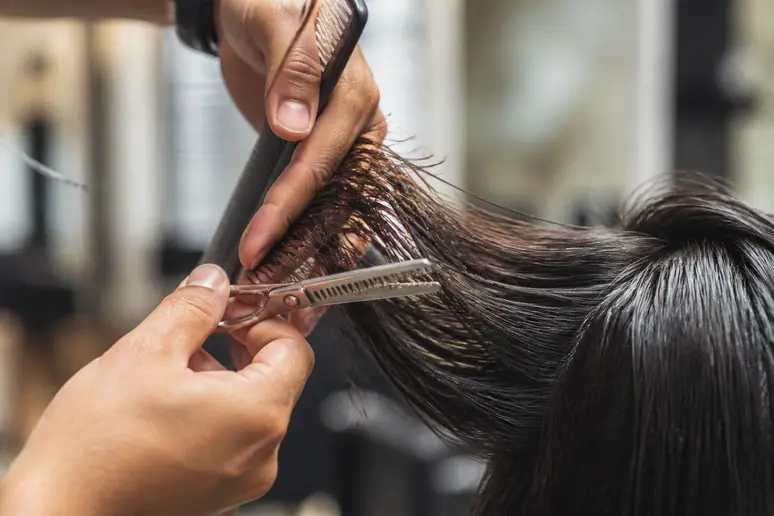 Utilisation de ciseaux sculpteurs à l'intérieur de la masse pour une coupe visage rond cheveux épais