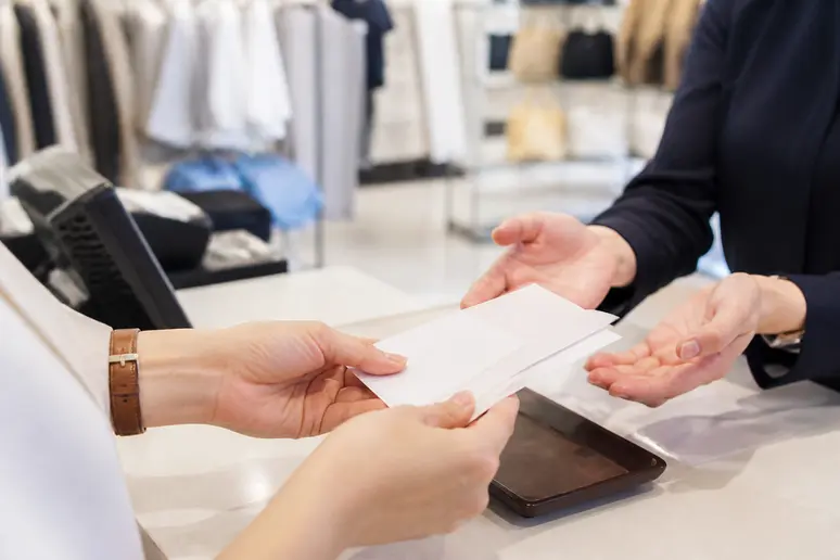 Paiement en caisse avec des chèques Kadéos dans une enseigne partenaire