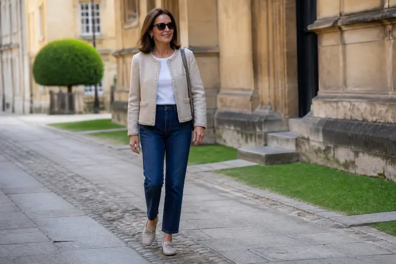 Femme de cinquante ans portant un jean droit brut et des mocassins pour un look moderne.
