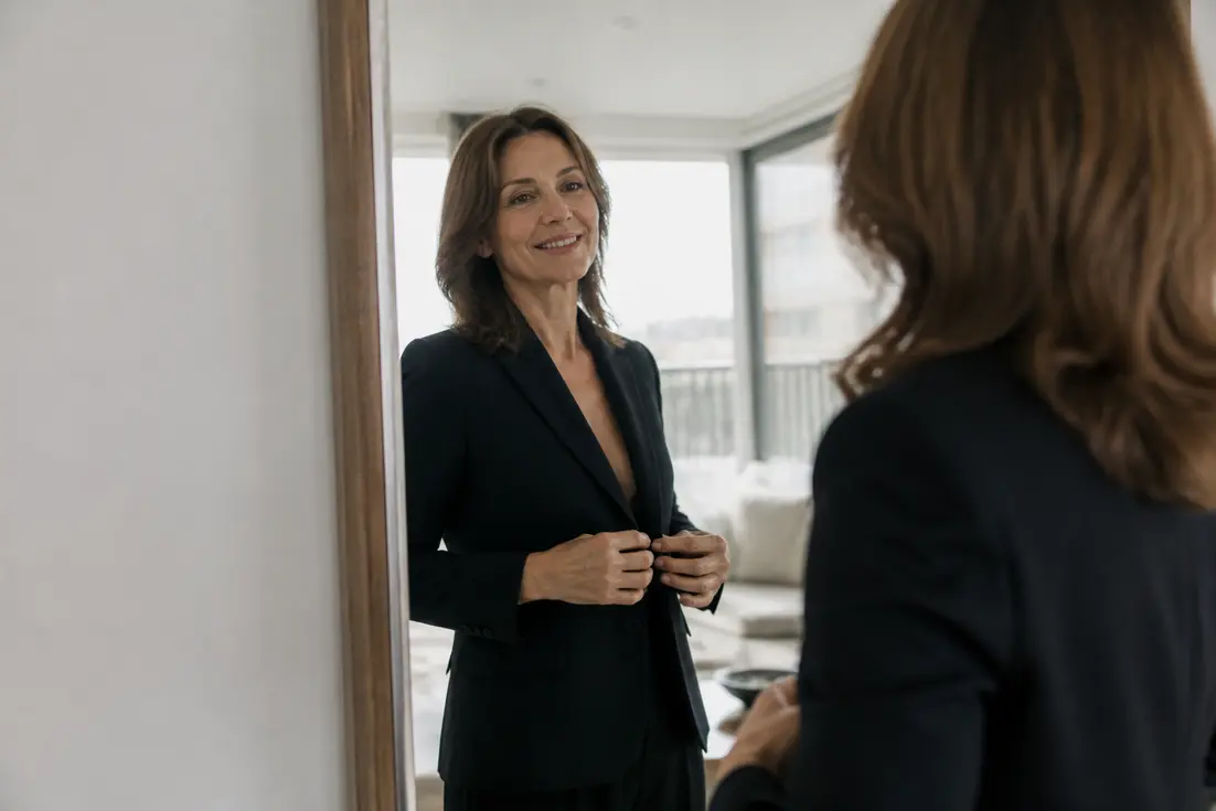 Une femme élégante adopte un look femme 50 ans moderne avec un blazer structuré.