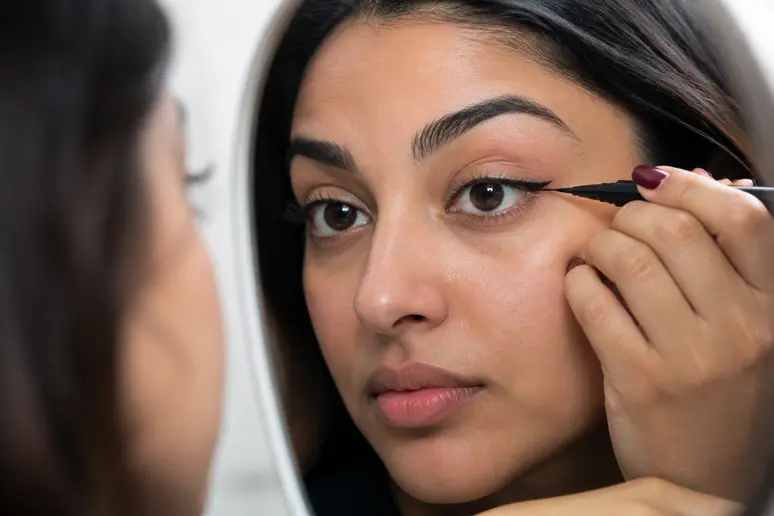 Tracé d'eyeliner précis les yeux ouverts pour adapter le maquillage à une paupière tombante