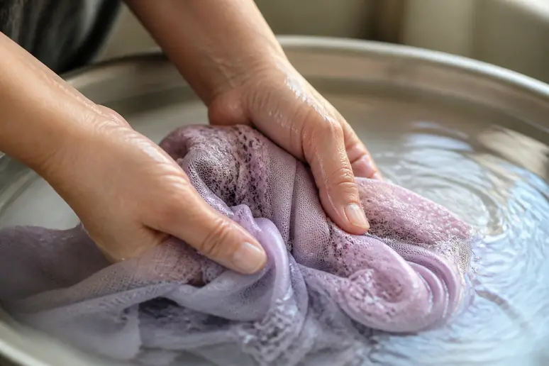 Lavage à l'eau froide d'un vêtement pour préserver l'élasticité du pantalon qui descend.
