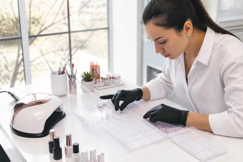Boîte de capsules transparentes et matériel professionnel pour réaliser une pose américaine.