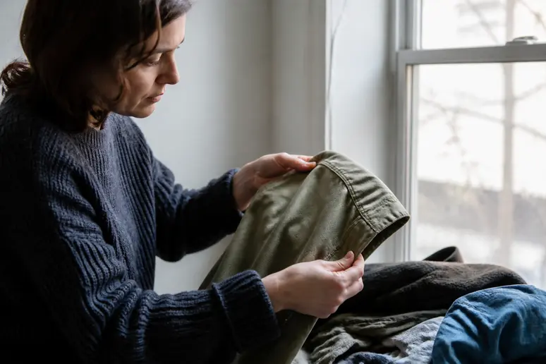 Examen minutieux d'un vêtement d'occasion dans le cadre d'un retour vinted remboursement