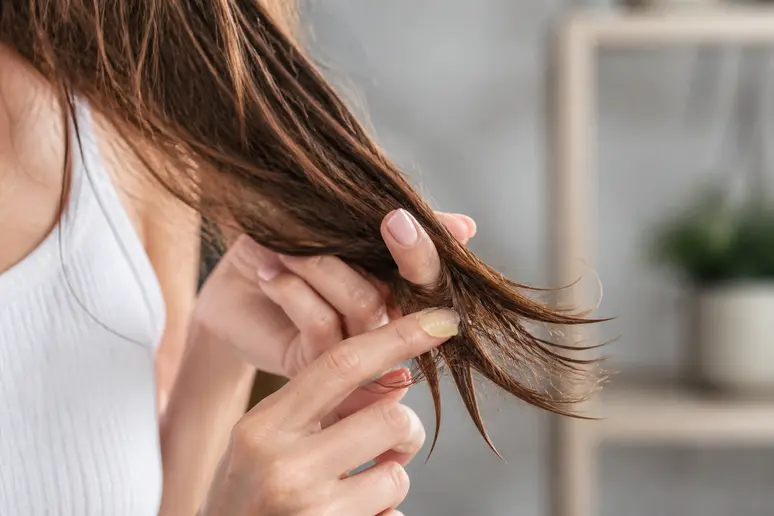 Application d'un baume nourrissant sur les pointes sèches pour un soin capillaire naturel
