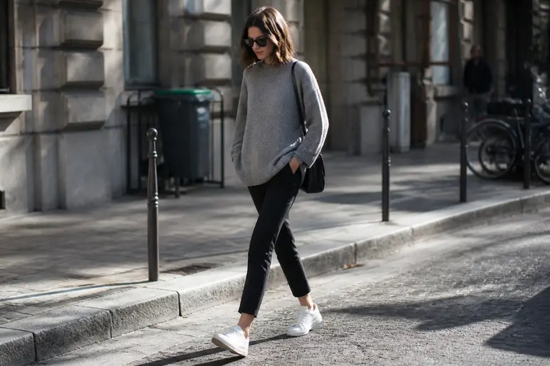 Femme portant un pull oversize et un pantalon ajusté pour une silhouette élégante