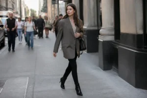 Femme marchant en ville avec une tenue décontractée femme stylée jouant sur le contraste des volumes