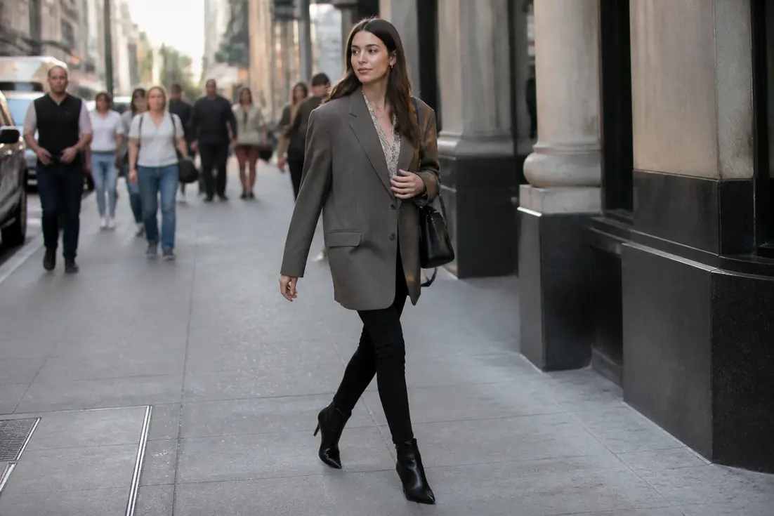 Femme marchant en ville avec une tenue décontractée femme stylée jouant sur le contraste des volumes
