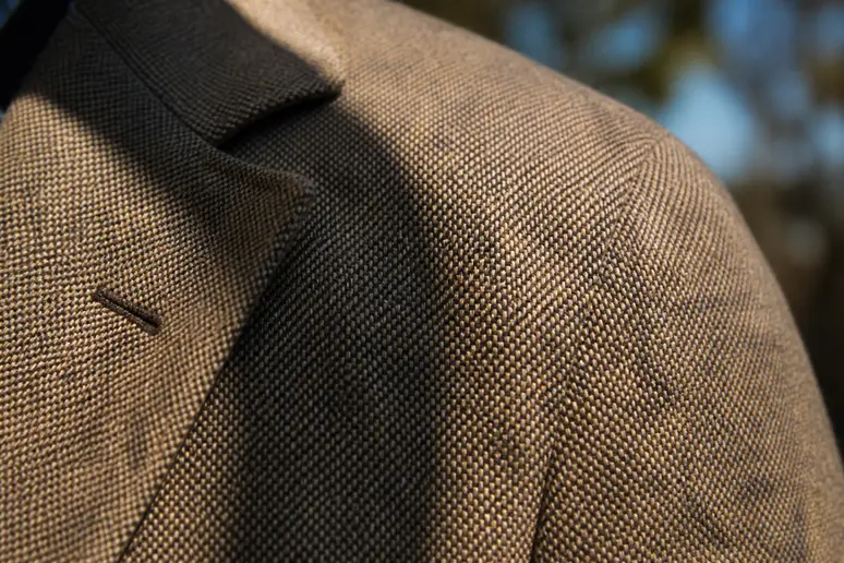 Gros plan sur la texture d'un tissu de costume en laine froide pour mariage champêtre