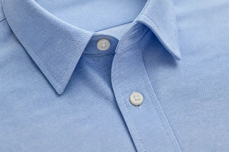 Gros plan sur les finitions d'une chemise Oxford Beams Plus aux coutures serrées.