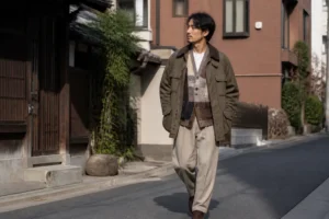 Homme habillé avec élégance marchant dans une rue de Tokyo pour illustrer Beams Plus avis qualité style.