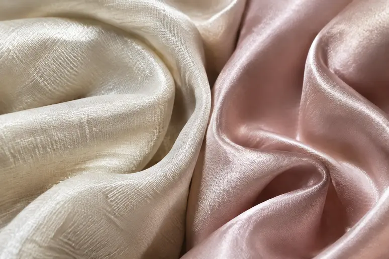 Tissu de soie et satin côte à côte pour comparer les matières de bonnet satin cheveux bouclés