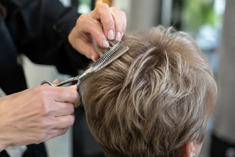 Ciseaux de coupe texturisant les cheveux fins courts pour éviter l'effet plat