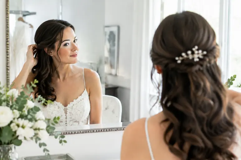 Essai de coiffure de mariage avec des cheveux mi-attachés pour un mariage.