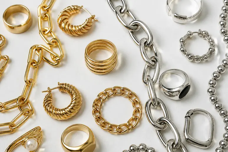 Comparaison de bijoux dorés et argentés pour identifier son profil de colorimétrie