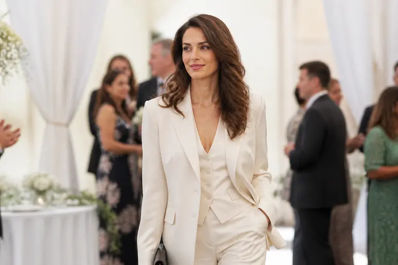 Femme habillée d'un tailleur pantalon élégant comme alternative pour un mariage civil.