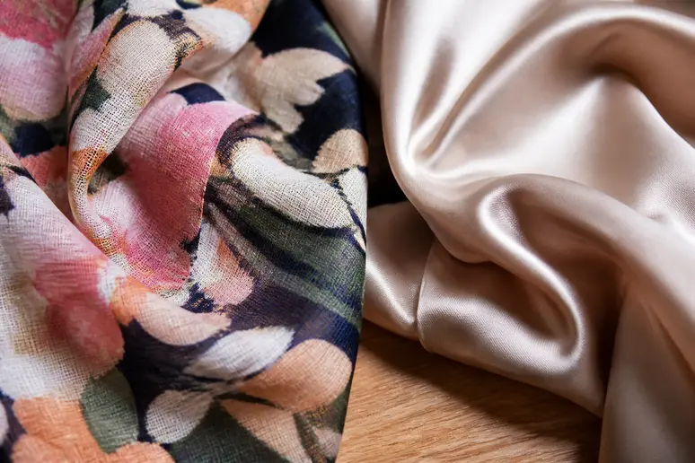 Gros plan sur la texture d'un foulard cheveux femme en coton tissé par rapport à de la soie
