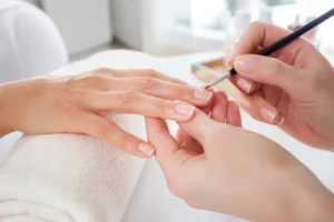 Mains soignées présentant une french manucure tendance avec des ongles courts et élégants
