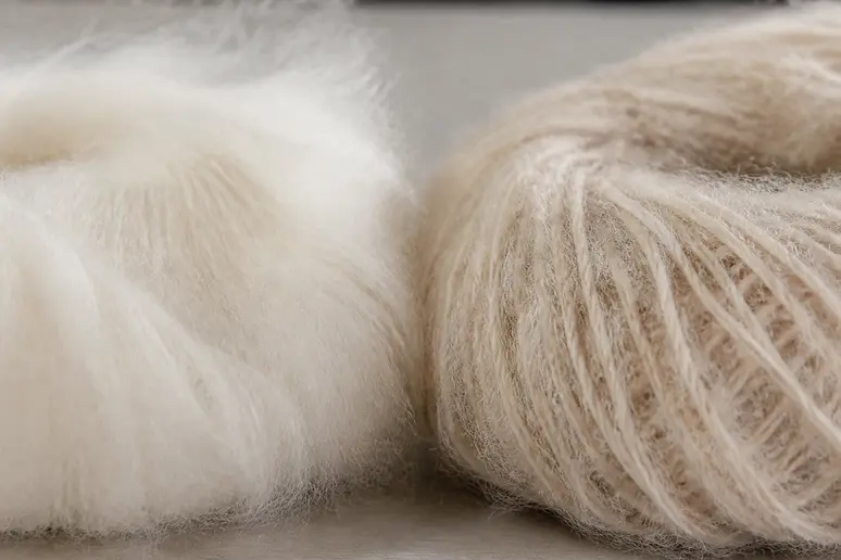 Comparaison macroscopique entre un fil de kid mohair ultra-doux et une fibre classique plus rustique.