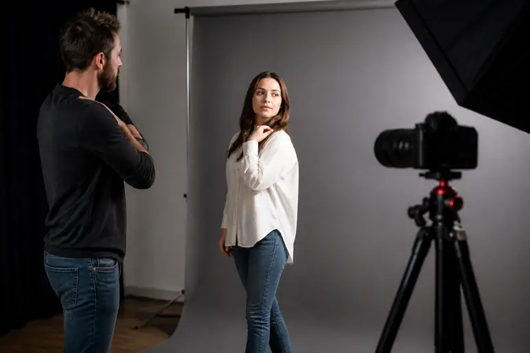Modèle ajustant sa posture pour une pose photo selon morphologie mettant en valeur la taille.