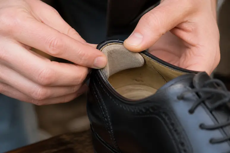 Pose d'un anti-glissoir en velours pour ajuster des chaussures trop grandes au niveau du talon.