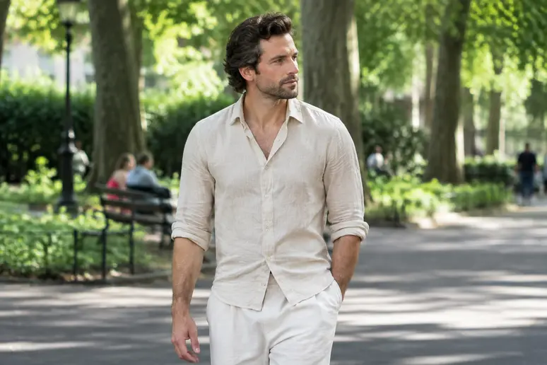 Homme portant une chemise en lin beige et un pantalon en coton pour une tenue bohème.