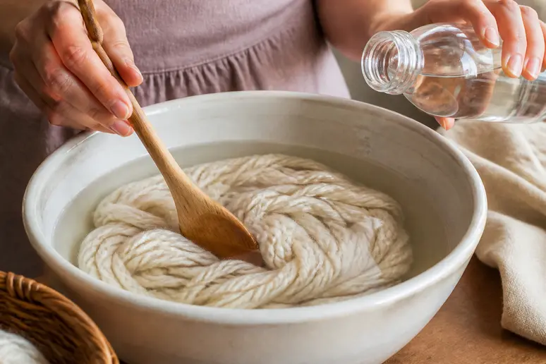 Préparation d'un bain de teinture acide avec du vinaigre pour de la laine