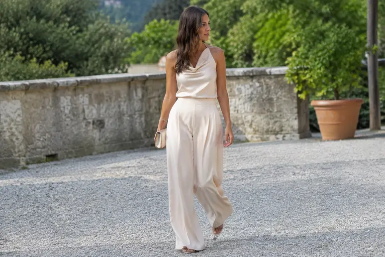 Tenue invitée mariage pantalon palazzo fluide et haut en satin porté lors d'une cérémonie