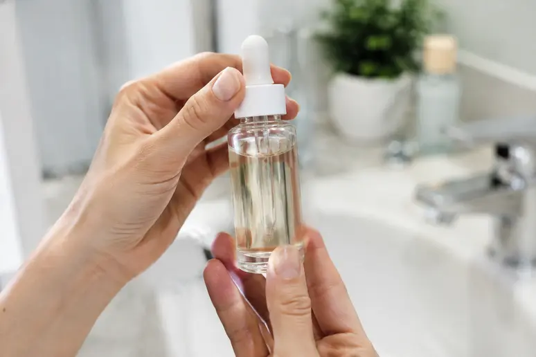 Sérum capillaire léger adapté pour préserver le volume des cheveux fins