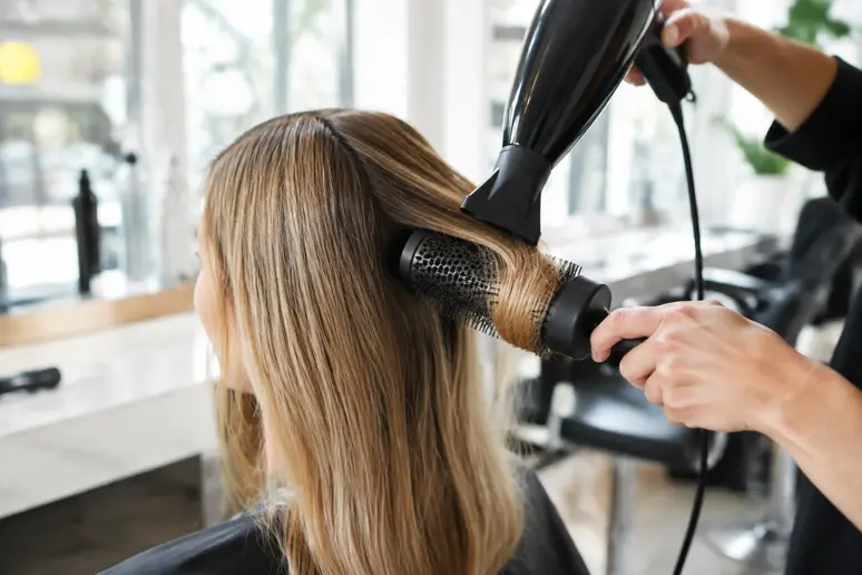 Technique de séchage doux pour structurer le volume des cheveux fins